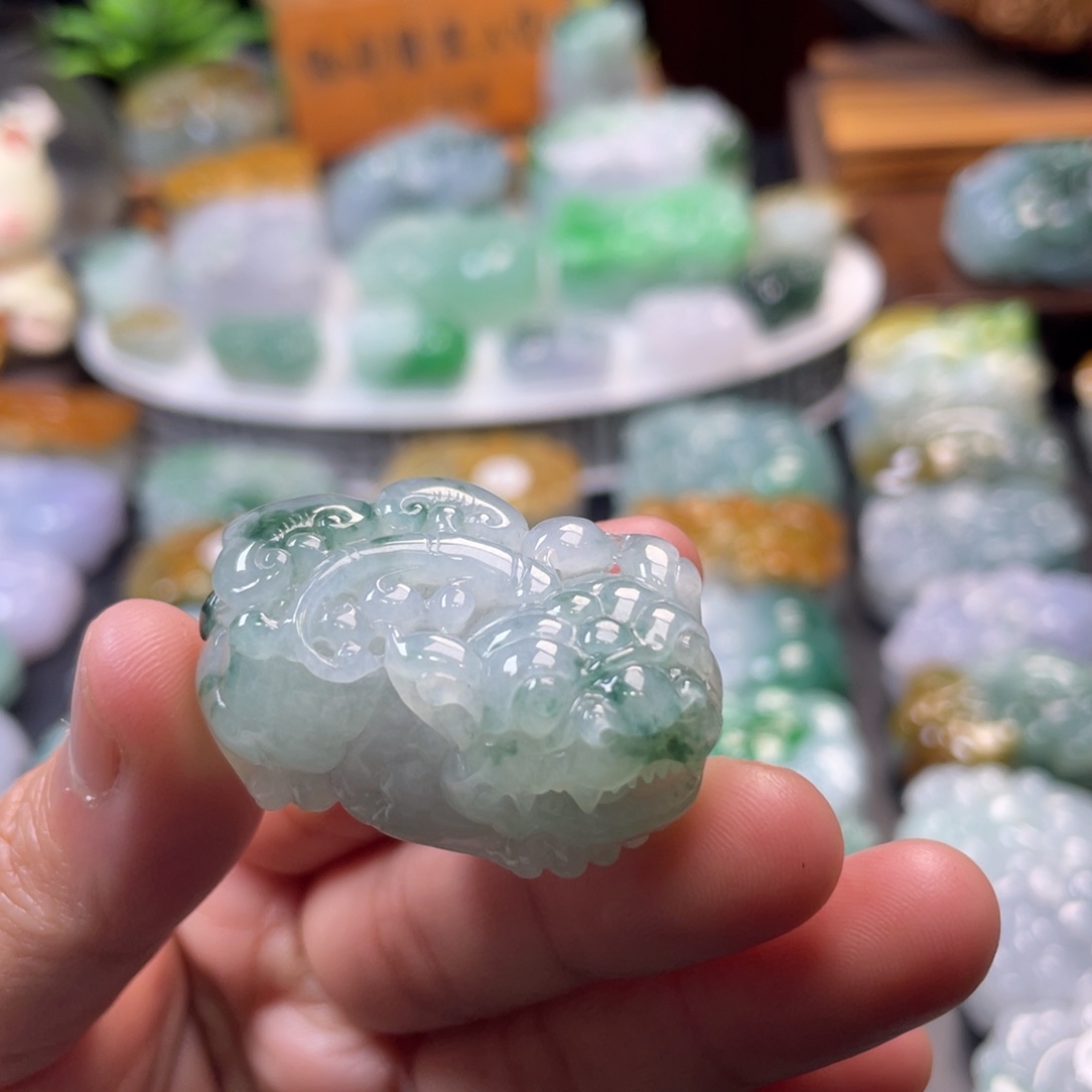 翡翠未镶嵌颈饰貔貅