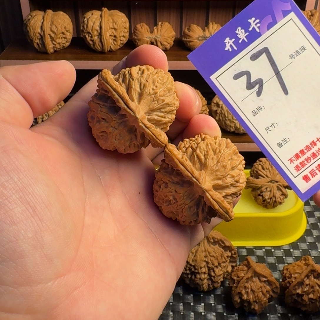 文玩核桃吊坠42金麒麟