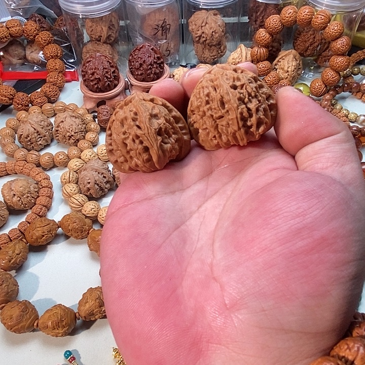 文玩核桃吊坠三角白