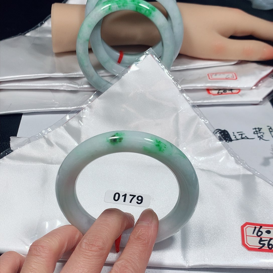翡翠手镯未镶嵌天然缅甸A货翡翠手镯