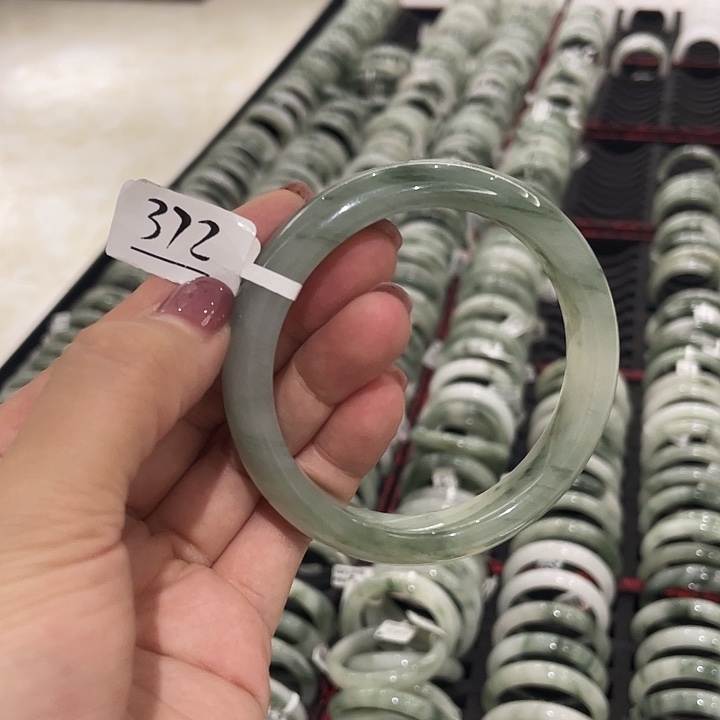 未镶嵌手镯石英岩玉