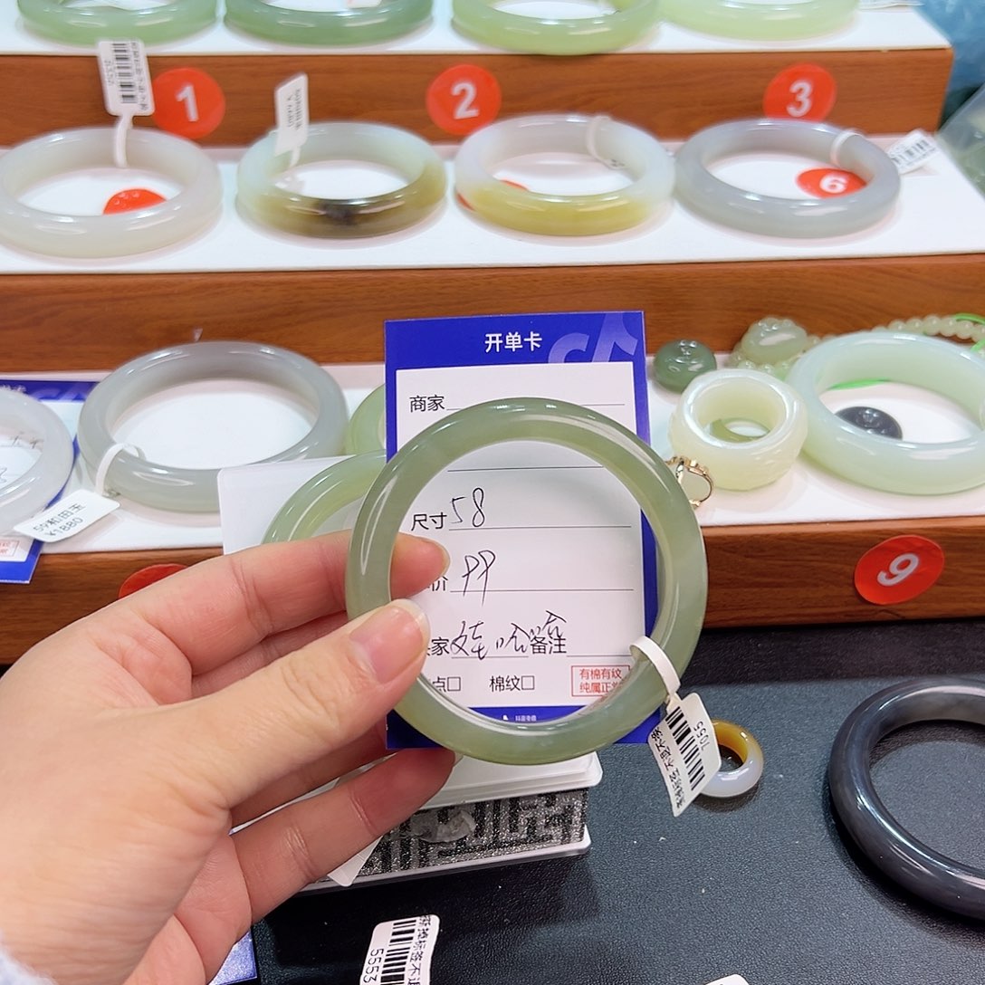 未镶嵌手镯和田玉娃*哈