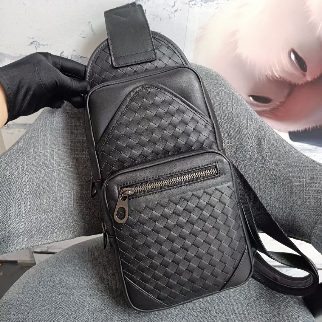 新款男士编织斜挎胸包