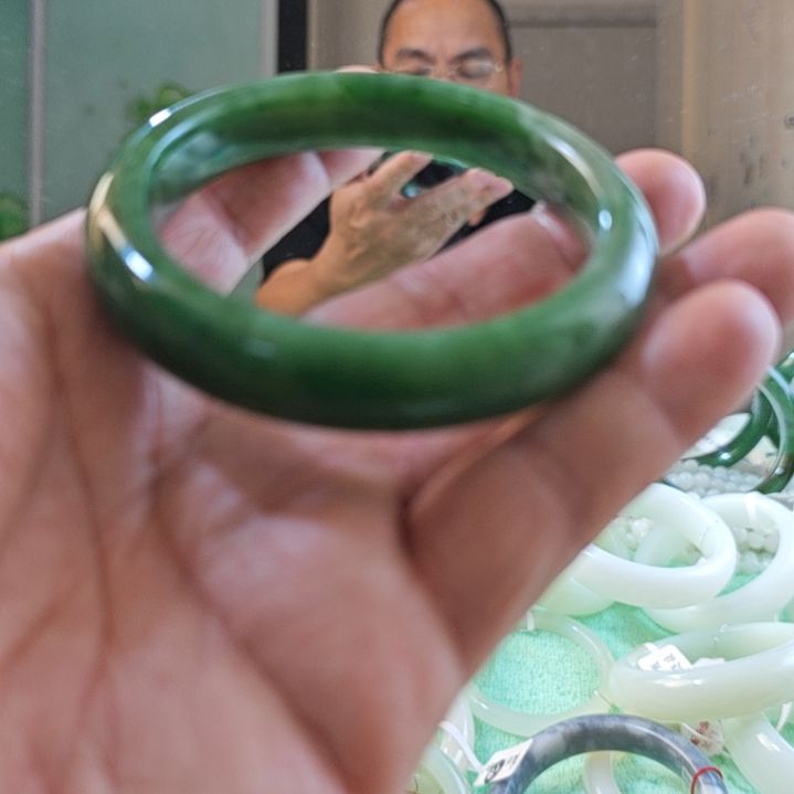 愛***尚和田玉未镶嵌手镯