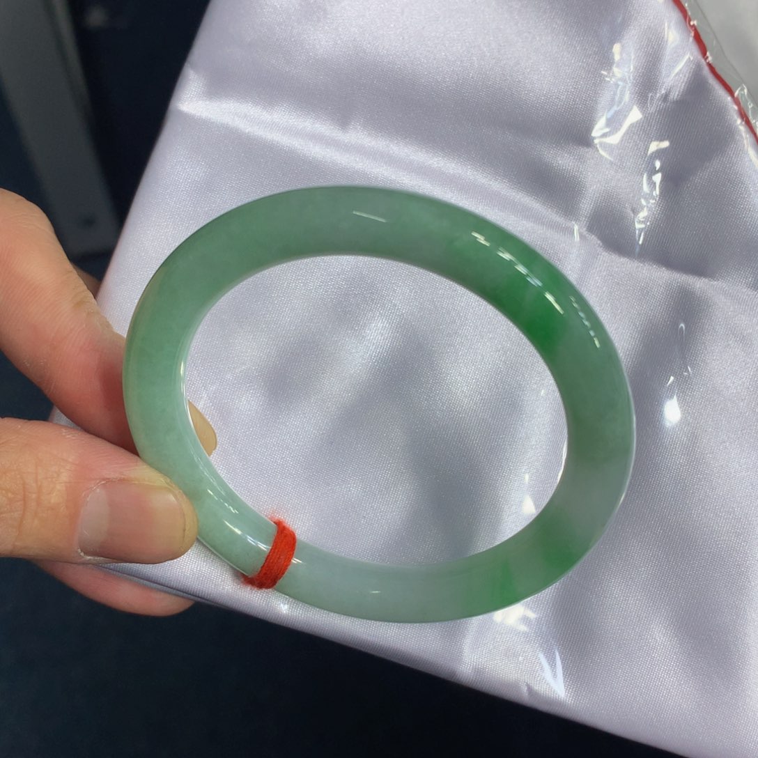 翡翠手镯（圆镯）未镶嵌翡翠