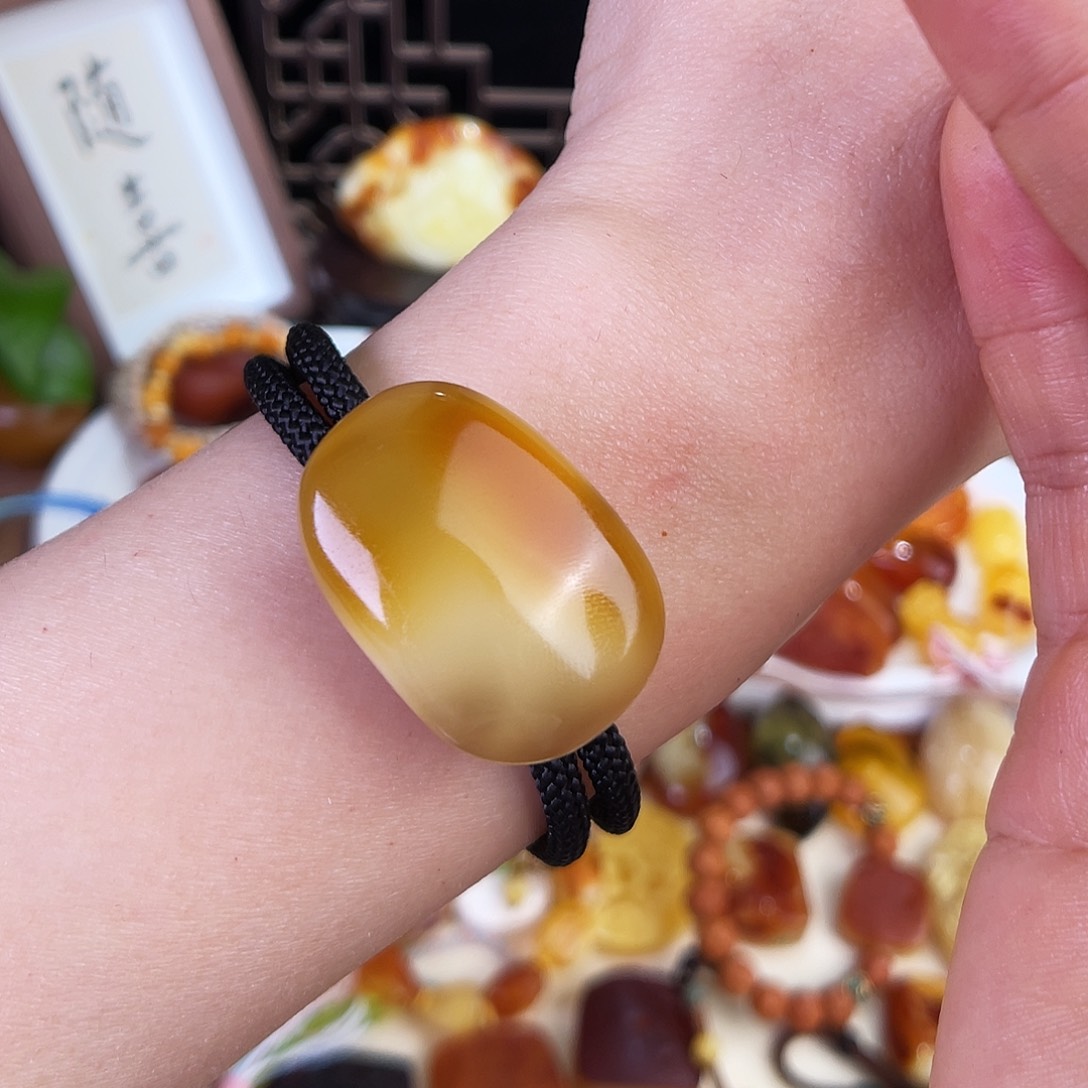 琥珀珠宝奇石未镶嵌。