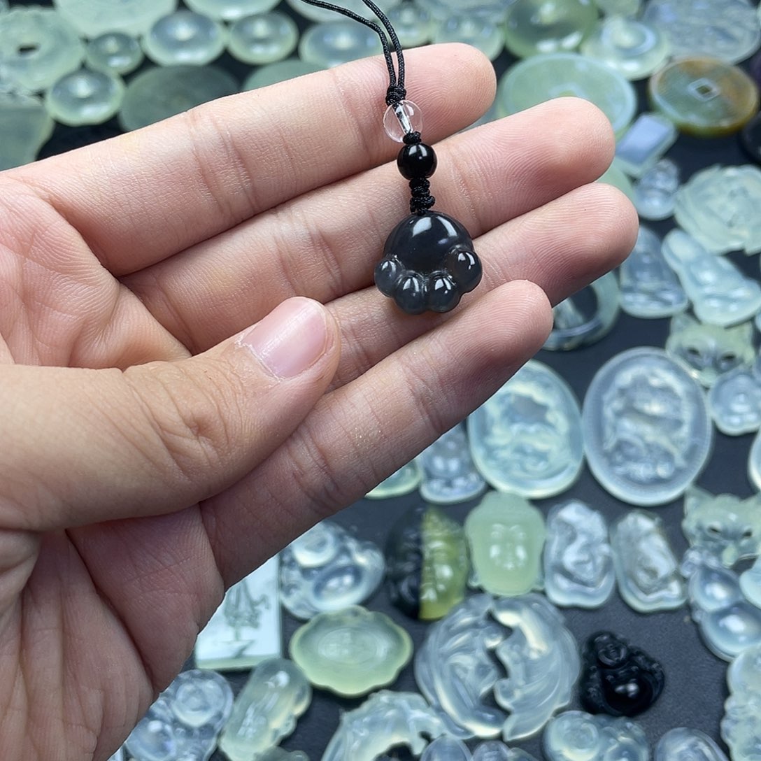 岫玉未镶嵌颈饰猫爪