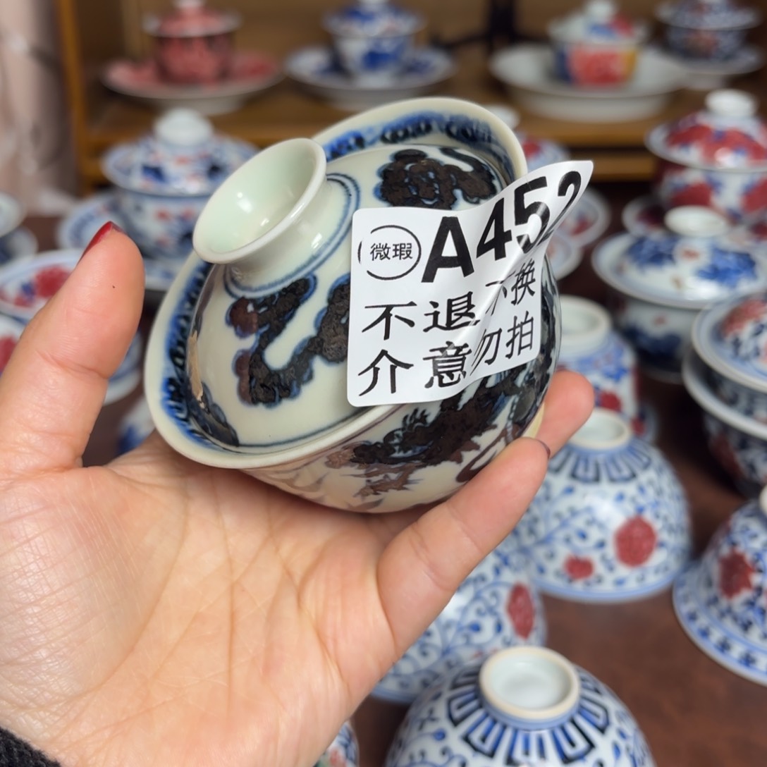 大瑕青花手绘龙盖碗