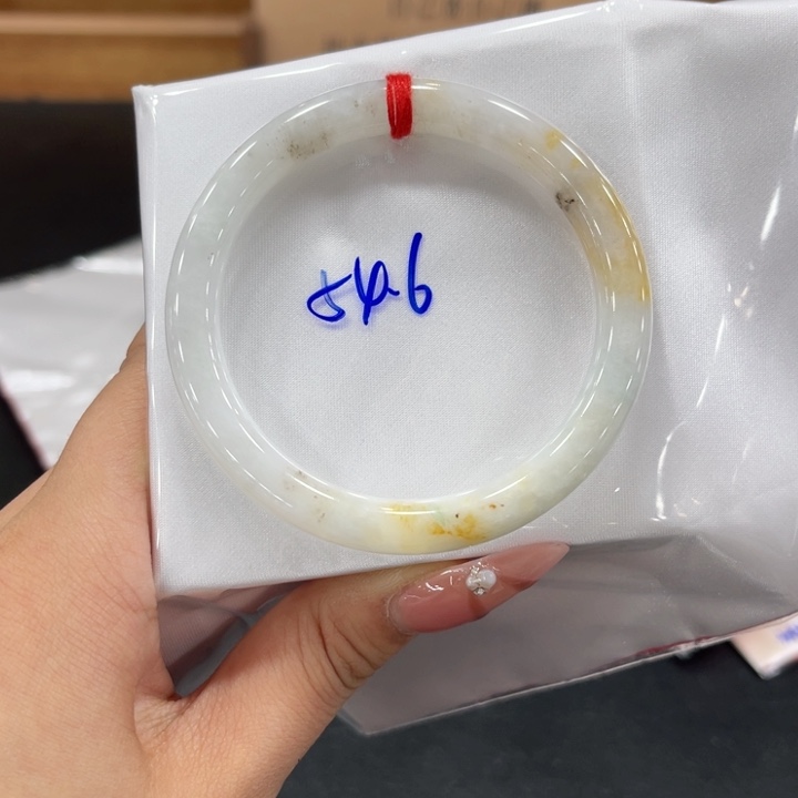 翡翠手镯未镶嵌翡翠