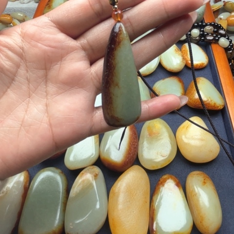 和田玉颈饰未镶嵌