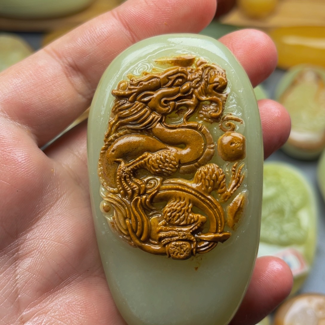 石材方解石手把件龙