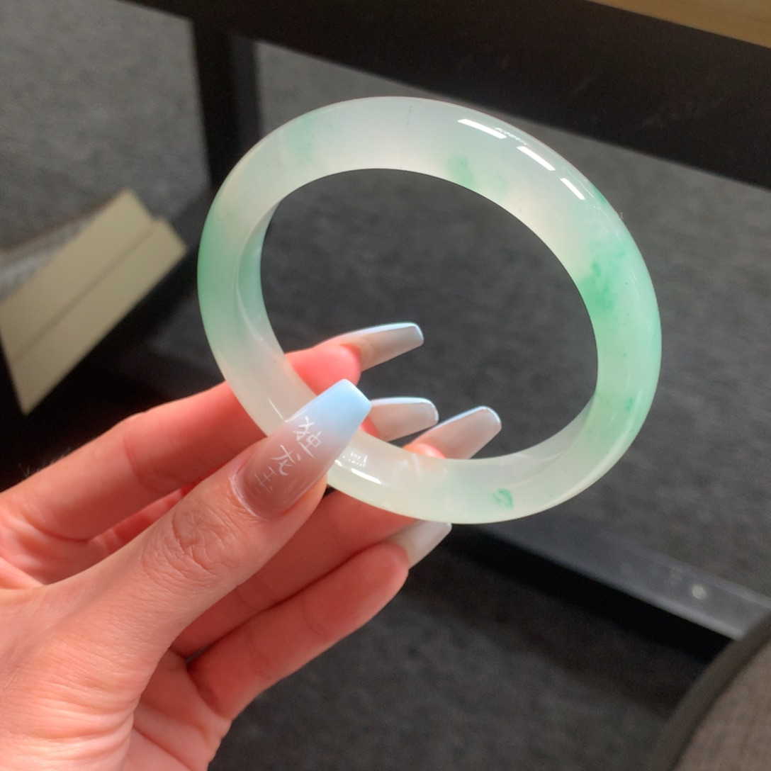 石英质玉手镯未镶嵌小****！