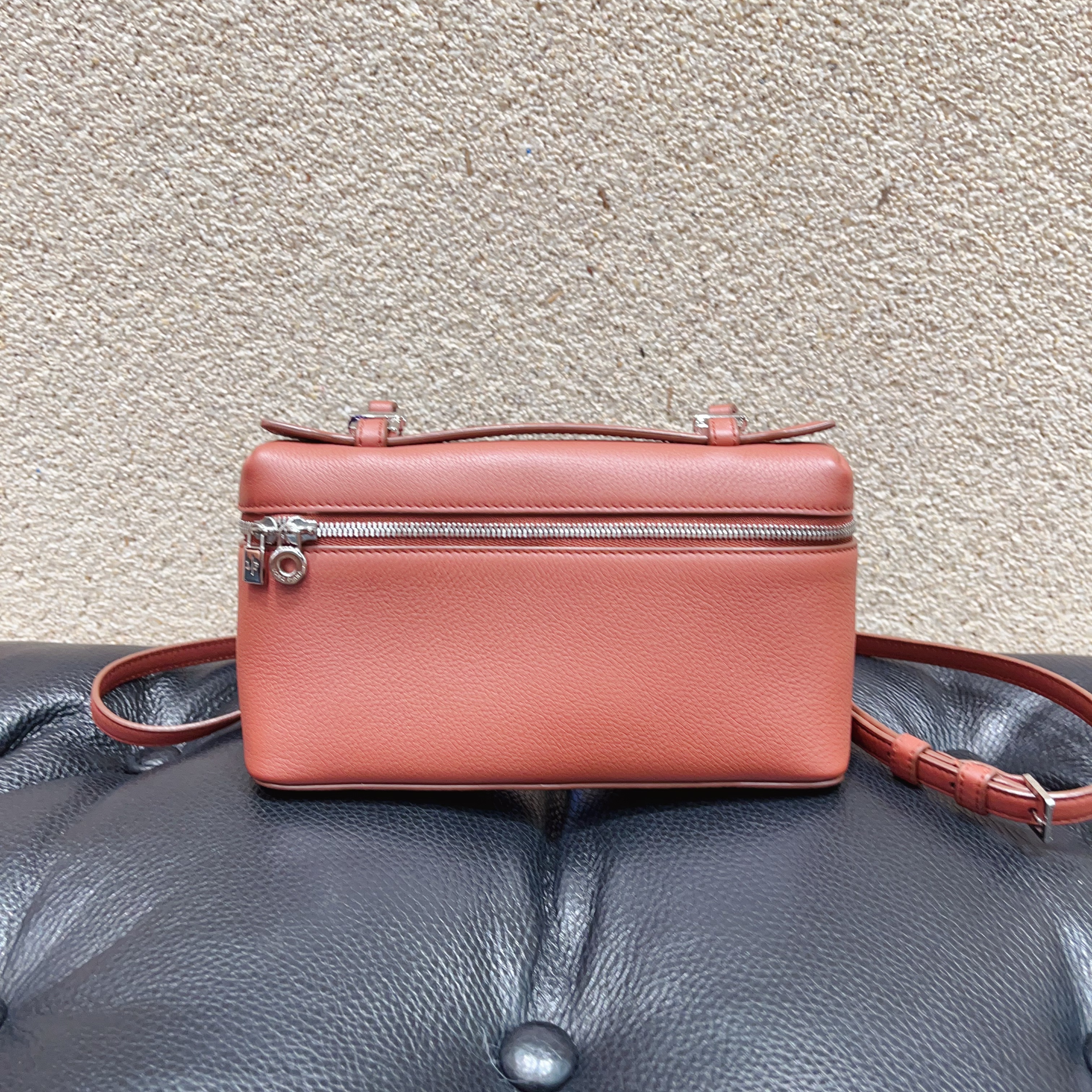99新 Loro Piana/诺悠翩雅 LP枫叶红银扣L19饭盒包尺寸:19x11x5cm