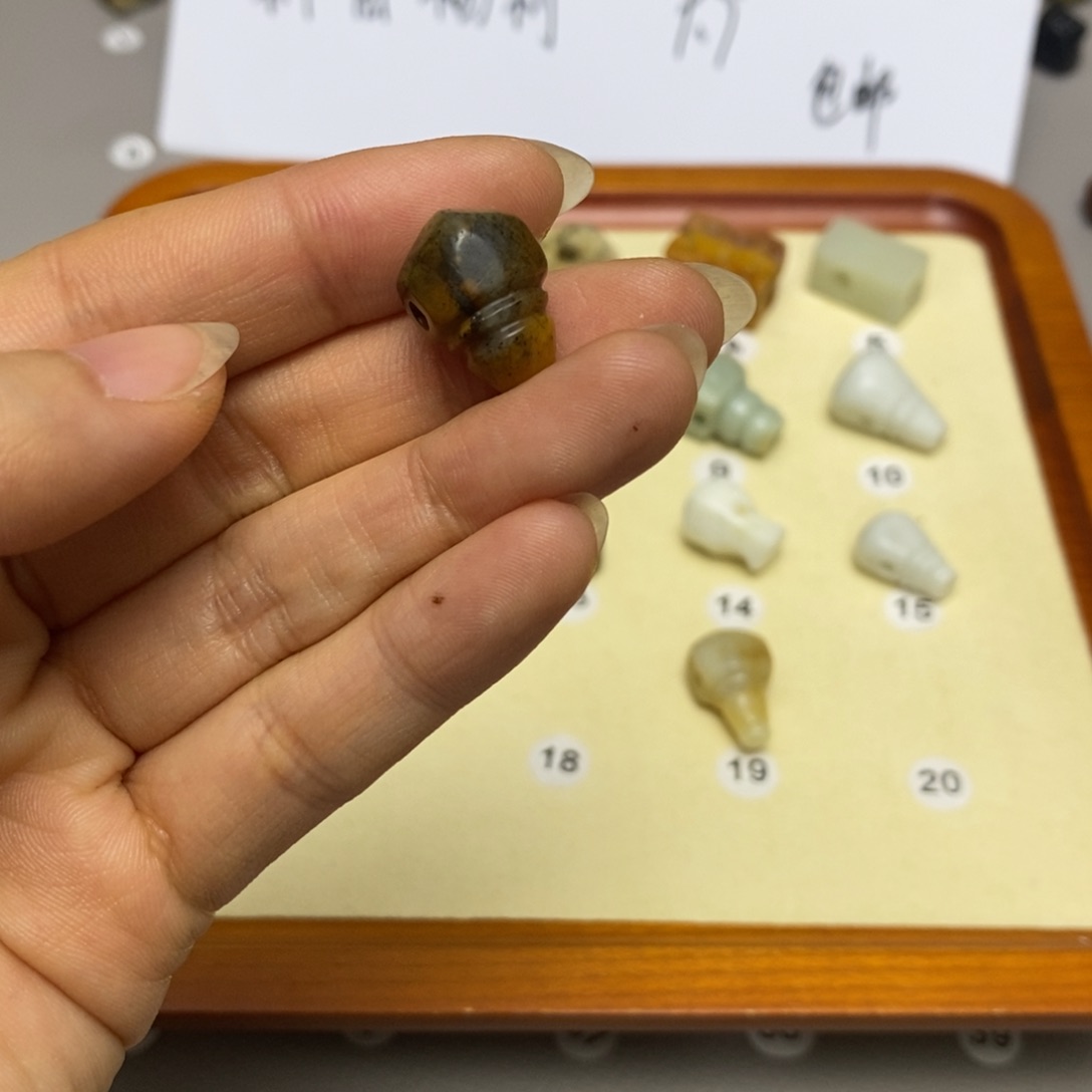 蛇纹石玉配饰合金小***草