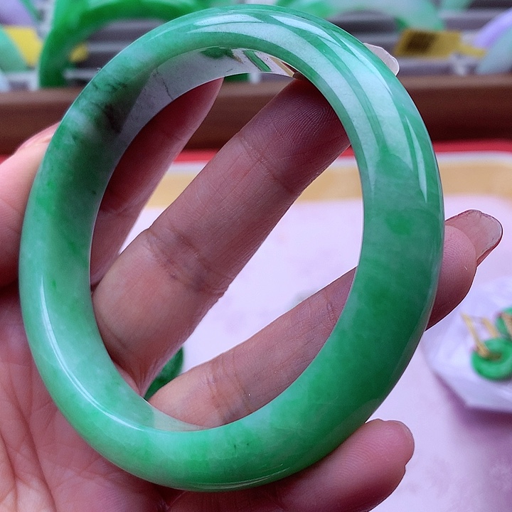 翡翠手镯未镶嵌翡翠