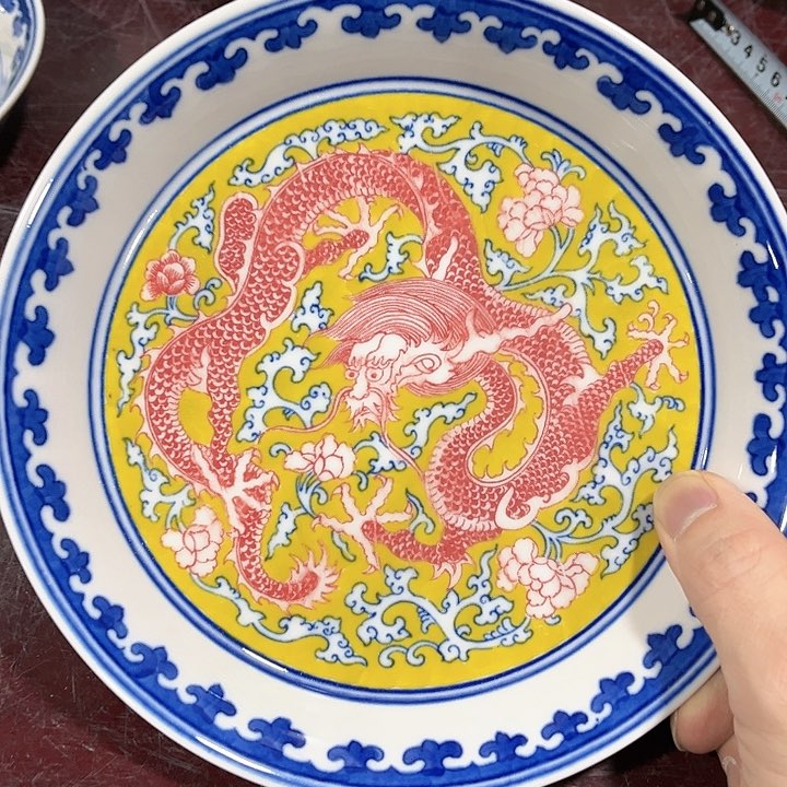 瓷片////直径19厘米。红。