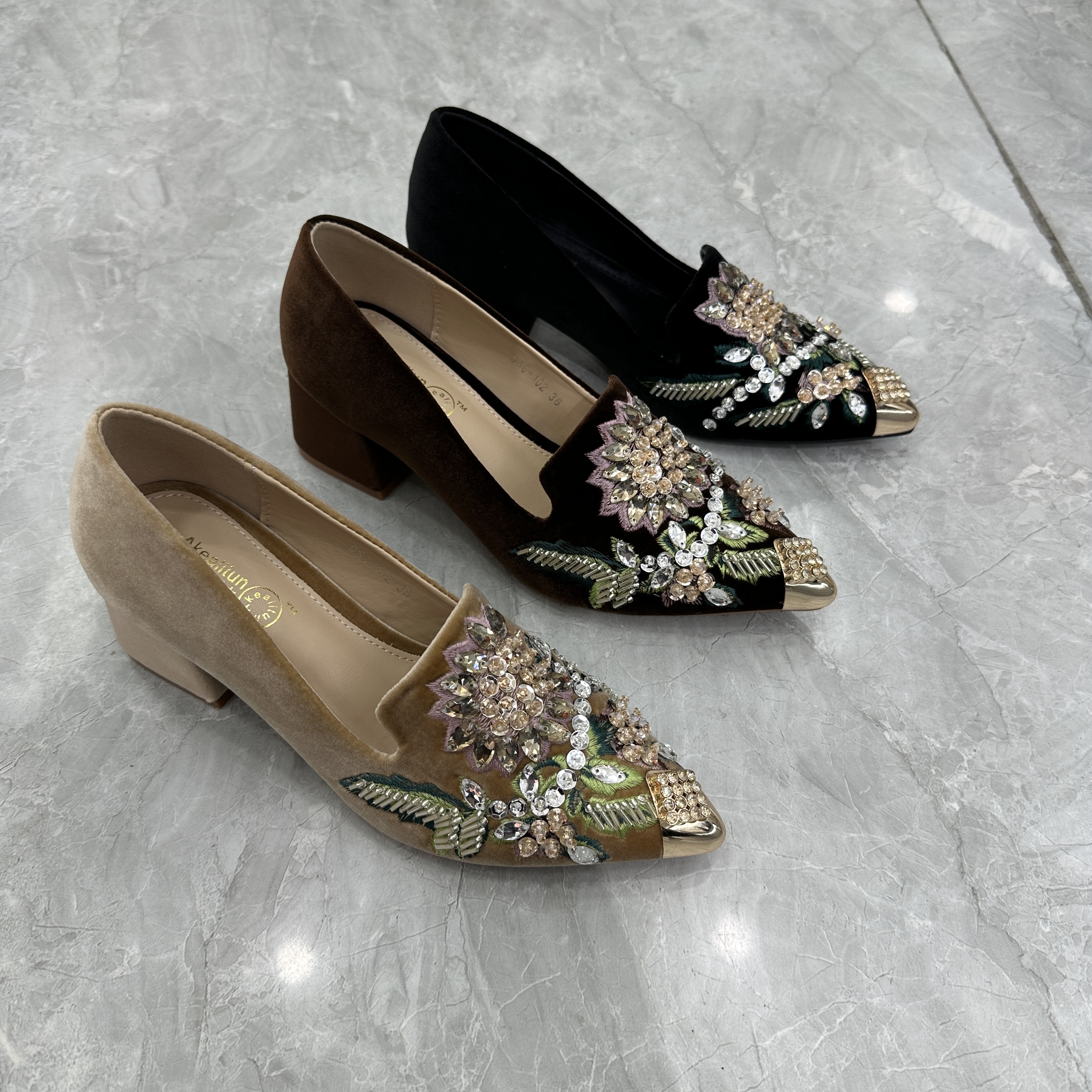 956-102尖头水钻刺绣套筒单鞋百搭方跟高跟跟鞋方扣浅口女鞋中跟