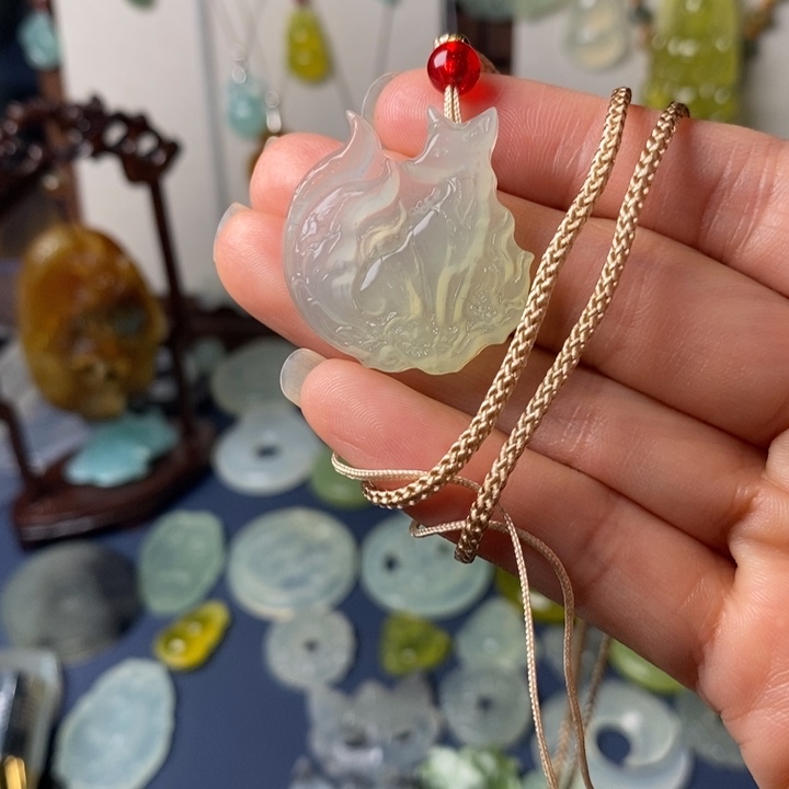 蛇纹石玉颈饰未镶嵌