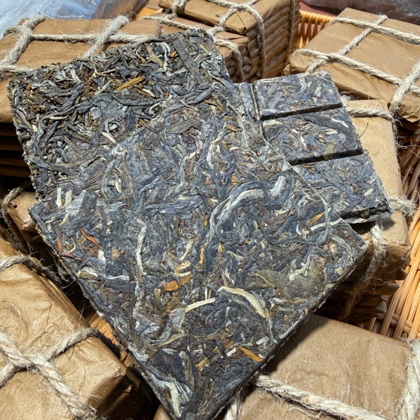 2019云南大叶种生普古树螃蟹脚六宫格巧克力方片紧压茶