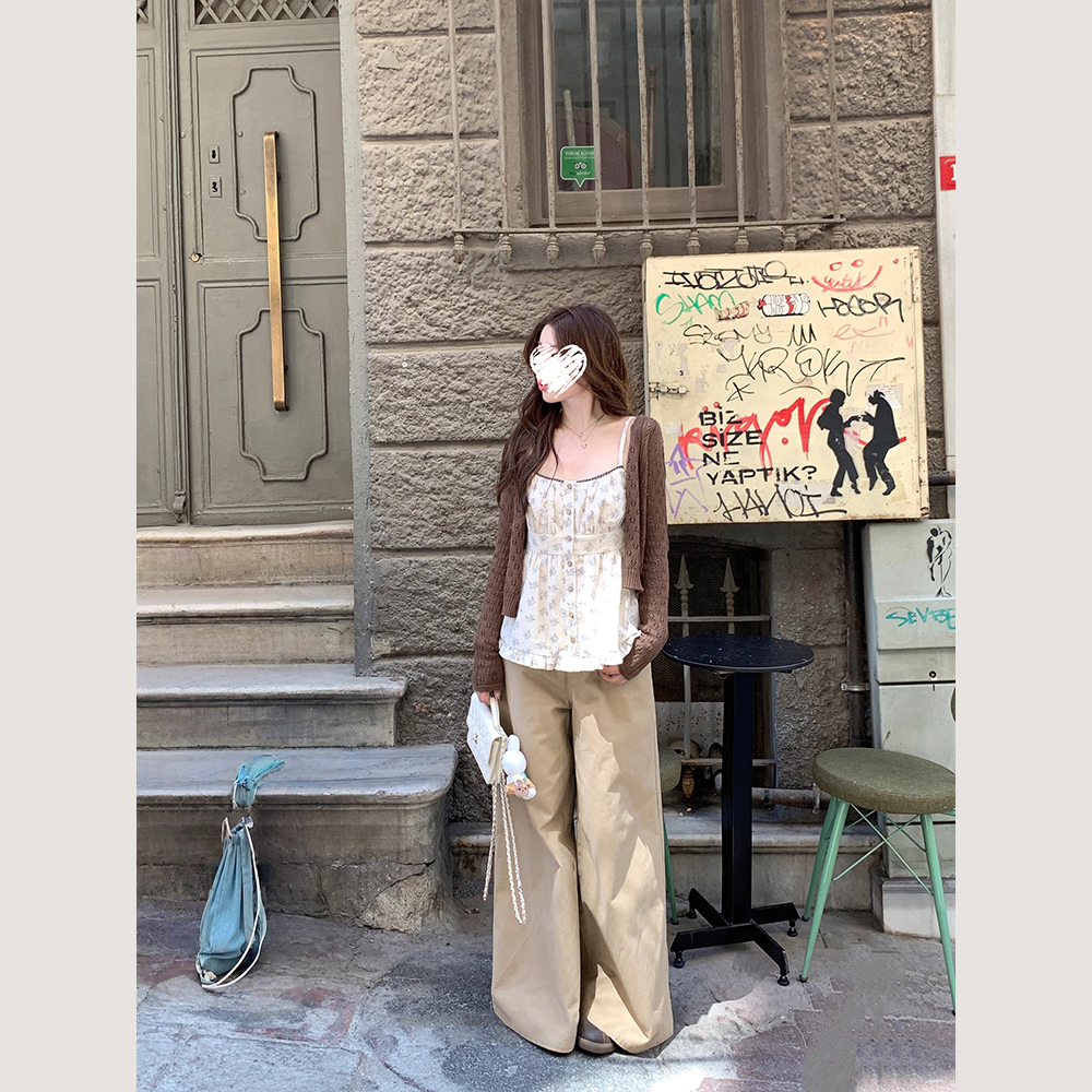 碎花吊带女上衣+镂空短款针织开衫+阔腿工装裤  60300