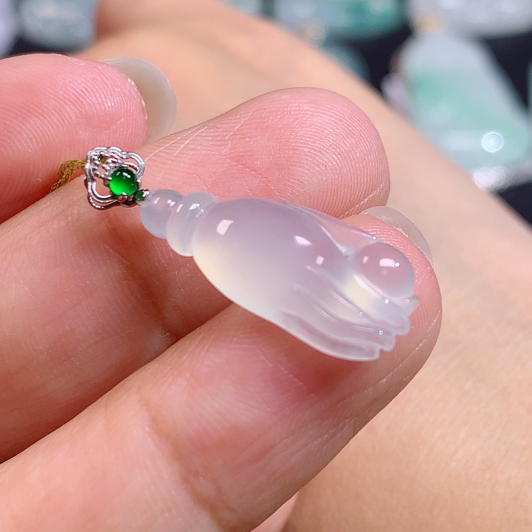 翡翠18K金镶嵌颈饰佛手