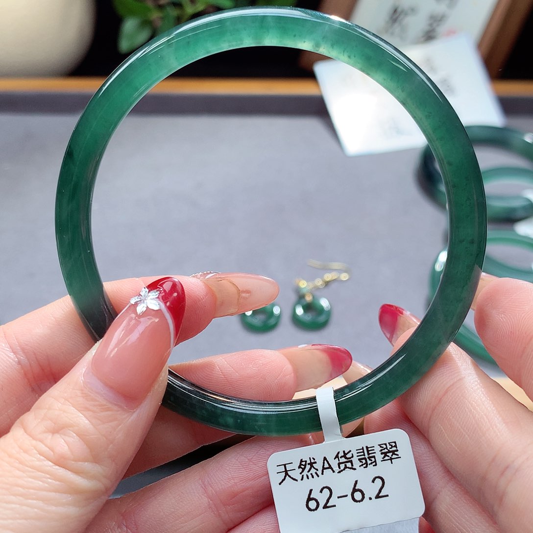 翡翠手镯（圆镯）未镶嵌