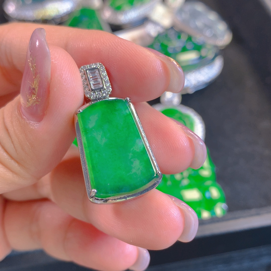 翡翠颈饰未镶嵌翡翠