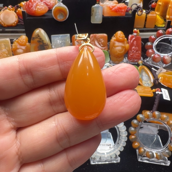 未镶嵌石英质玉（黄龙玉）颈饰