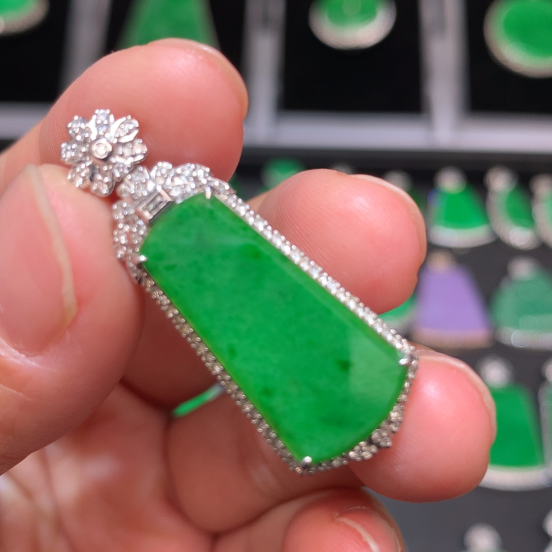 翡翠颈饰18K金镶嵌翡翠