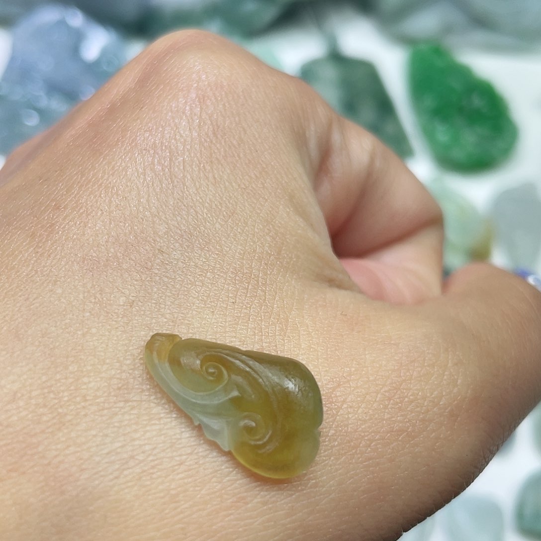 定制翡翠未镶嵌冰黄翡如意