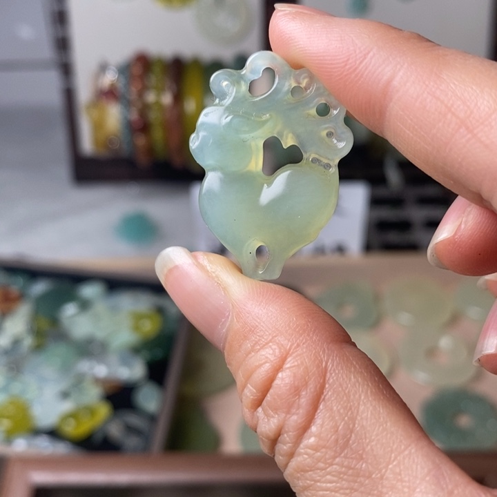 蛇纹石玉颈饰未镶嵌