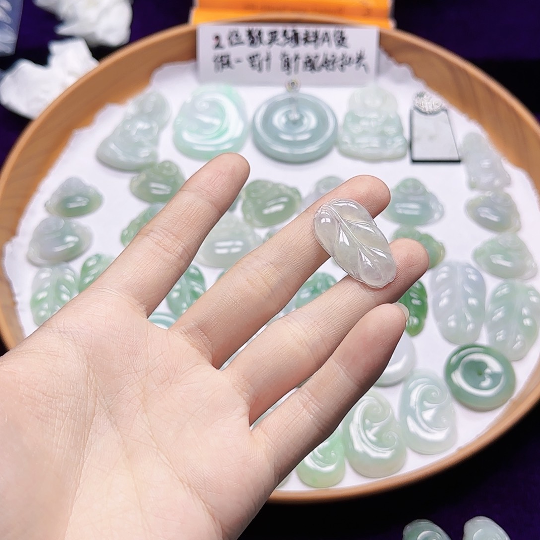 翡翠未镶嵌吊坠(赠链)翡翠