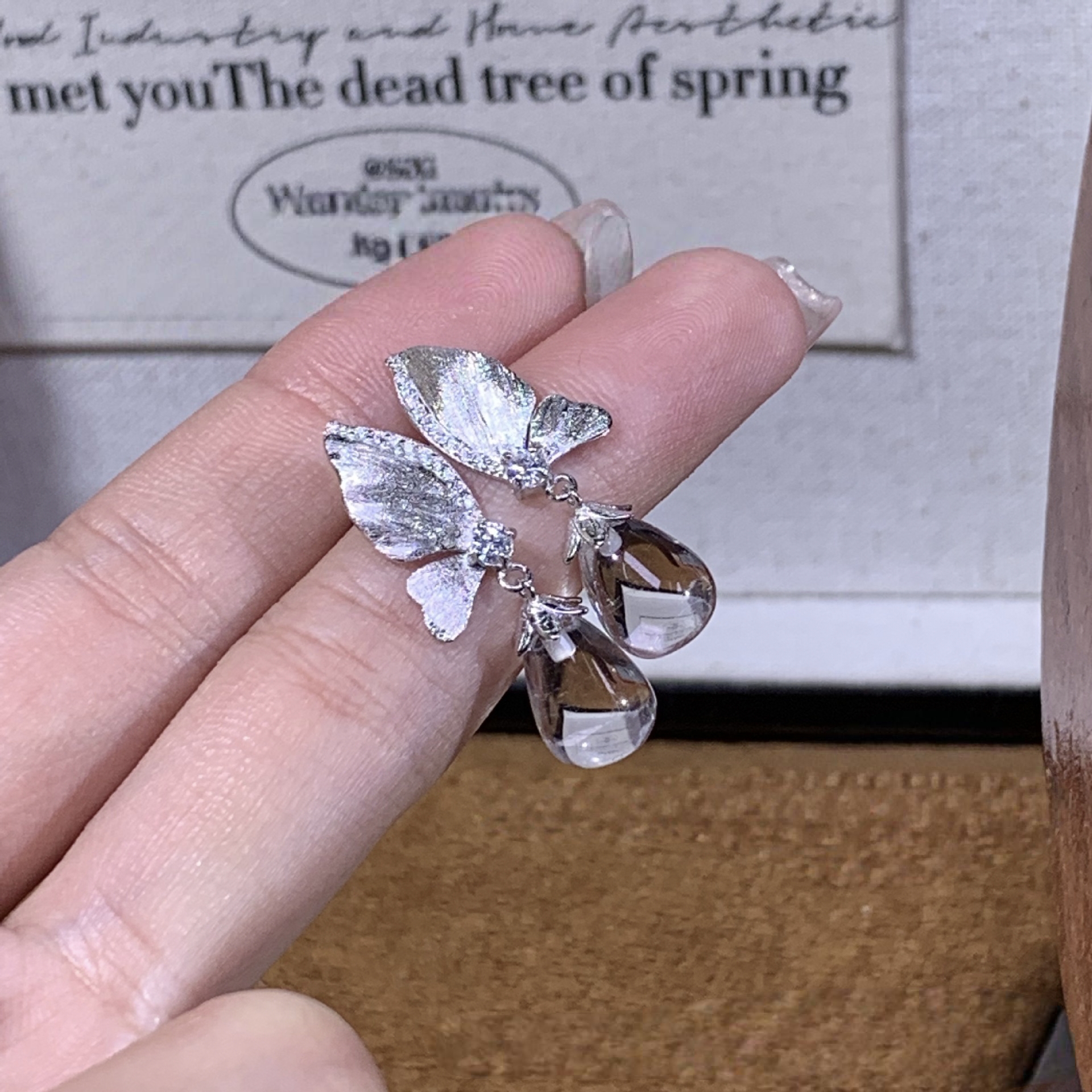 【织漫珠宝】S925银镶天然白水晶蝴蝶水滴耳钉耳环拉丝工艺时尚百搭