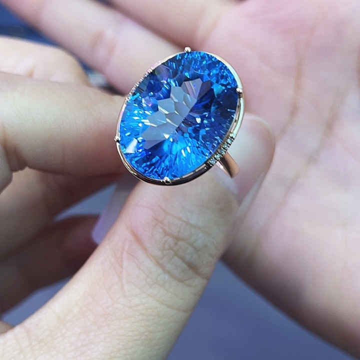 18K金镶嵌戒指托帕石19.80克拉