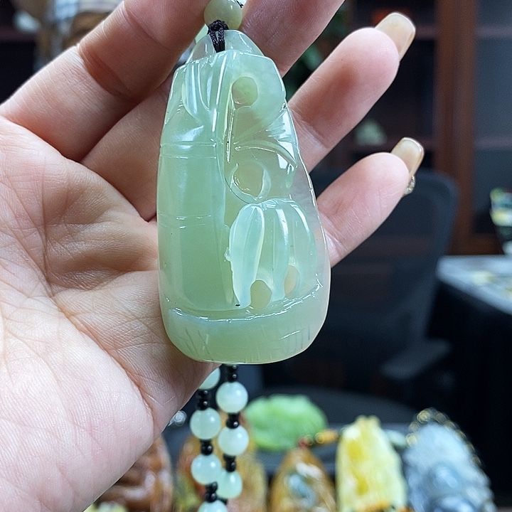 蛇纹石玉吊坠未镶嵌
