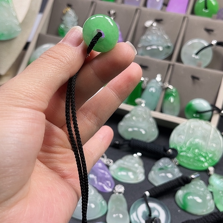 翡翠未镶嵌颈饰路路通