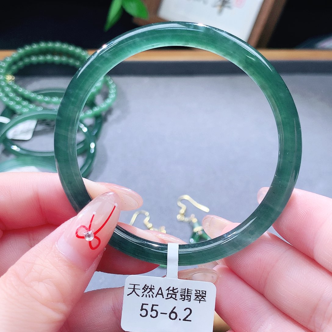 翡翠未镶嵌手镯（圆镯）