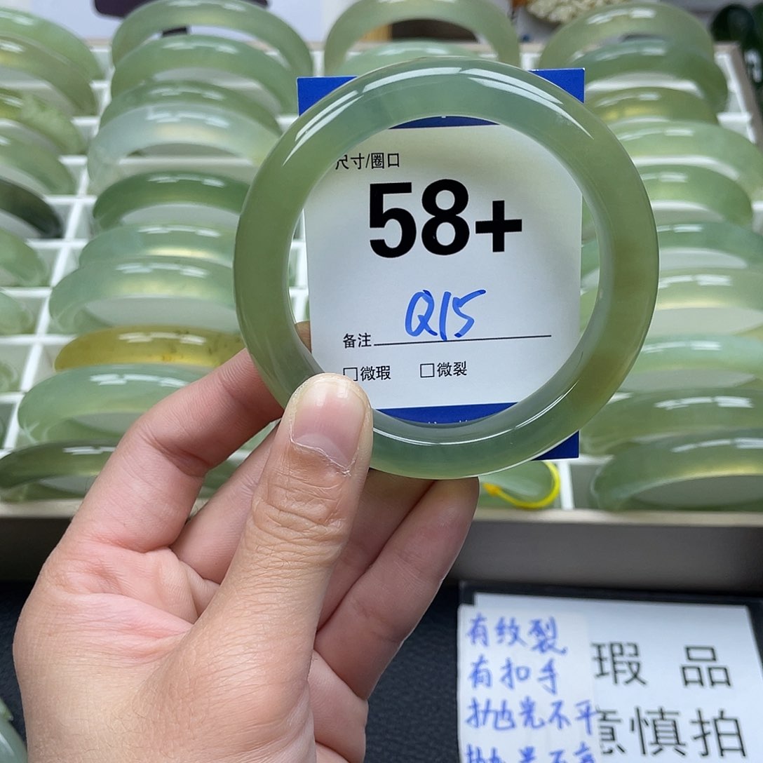 蛇纹石玉手镯未镶嵌