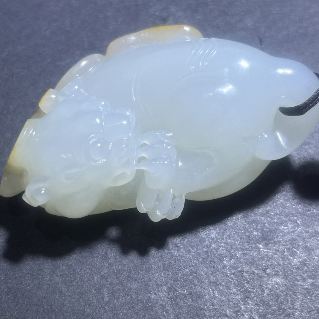 和田玉，红皮白肉俏雕貔貅。