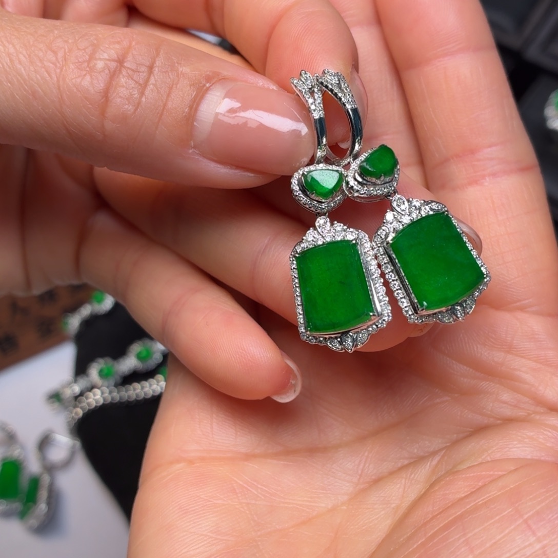 翡翠18K金镶嵌颈饰