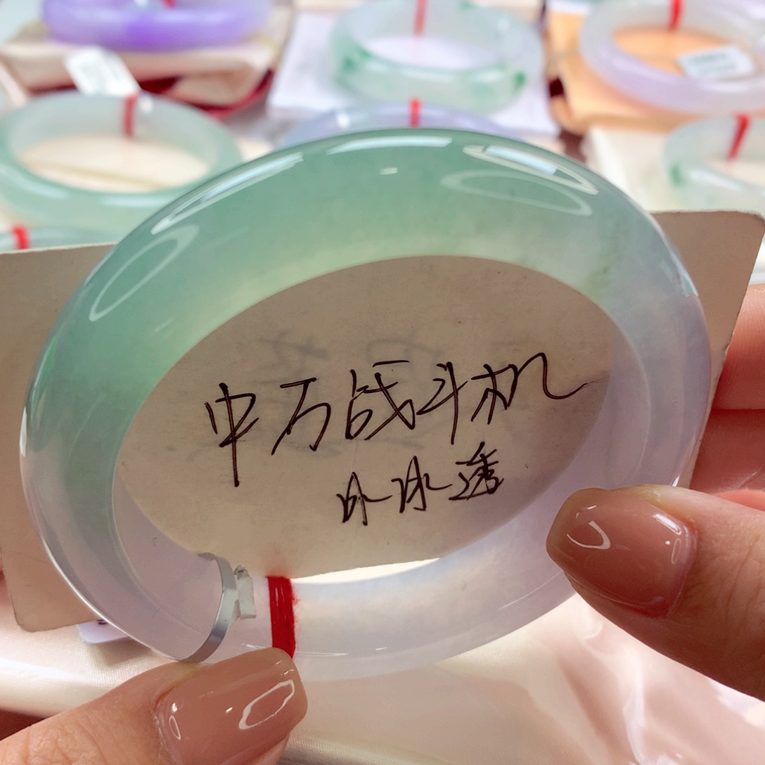 翡翠手镯未镶嵌师妹
