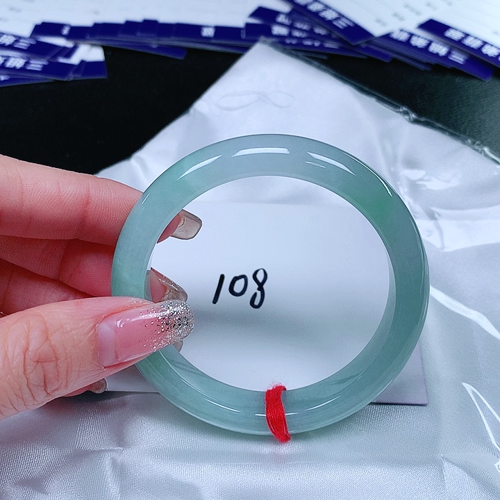 翡翠手镯未镶嵌翡翠手镯未镶嵌