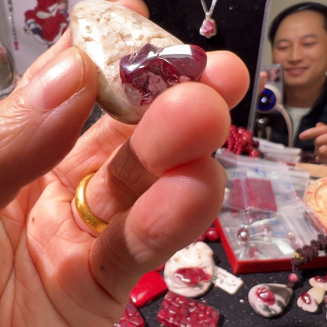 天然辰砂矛头带火彩晶体