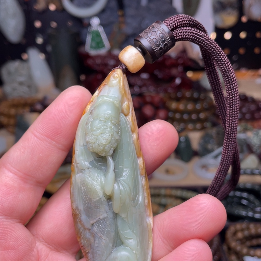 颈饰未镶嵌岫岩河磨玉（透闪石质玉）