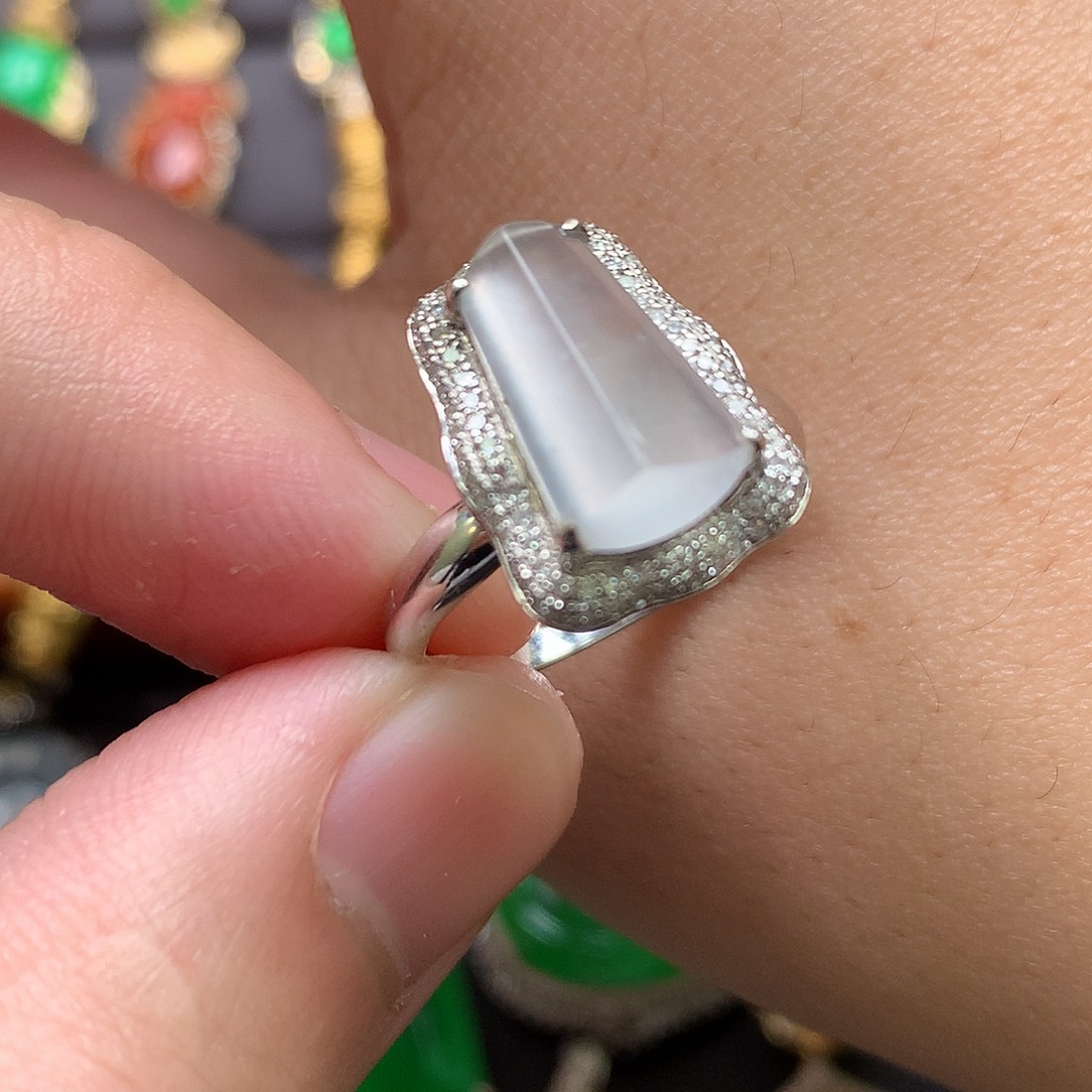 翡翠18K金镶嵌戒指