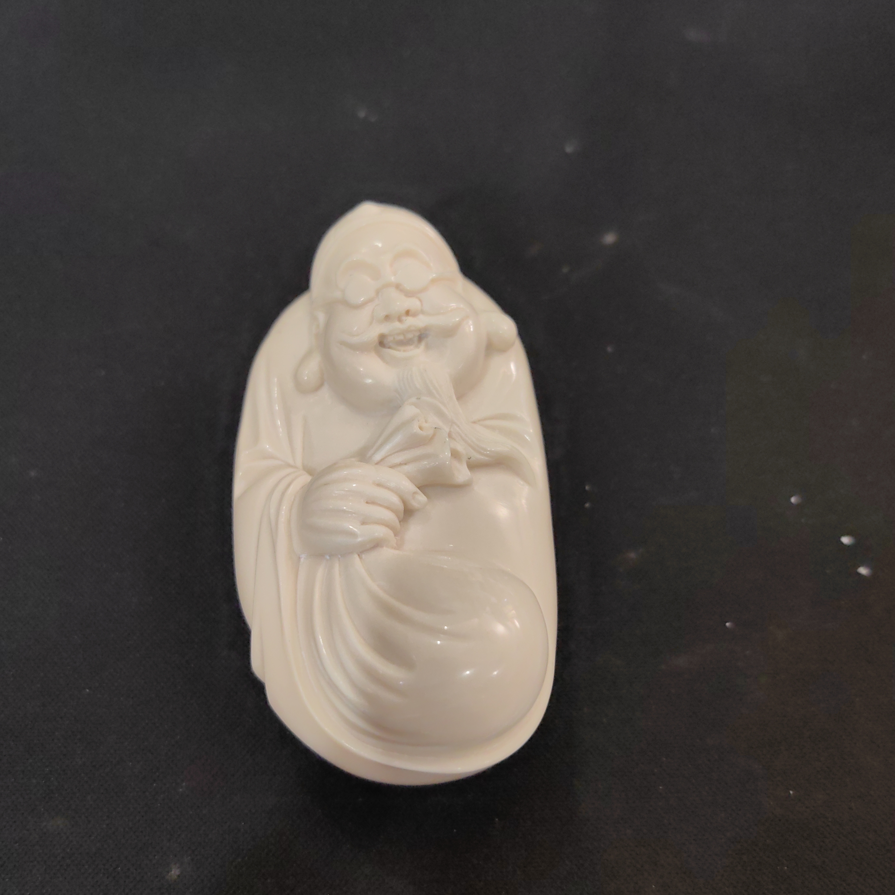 橄榄核雕刻件约45.5克K275