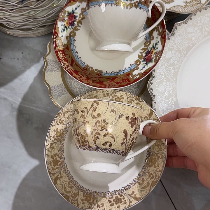 M***蝈瓷红金1套、金边1套咖啡杯碟微瑕