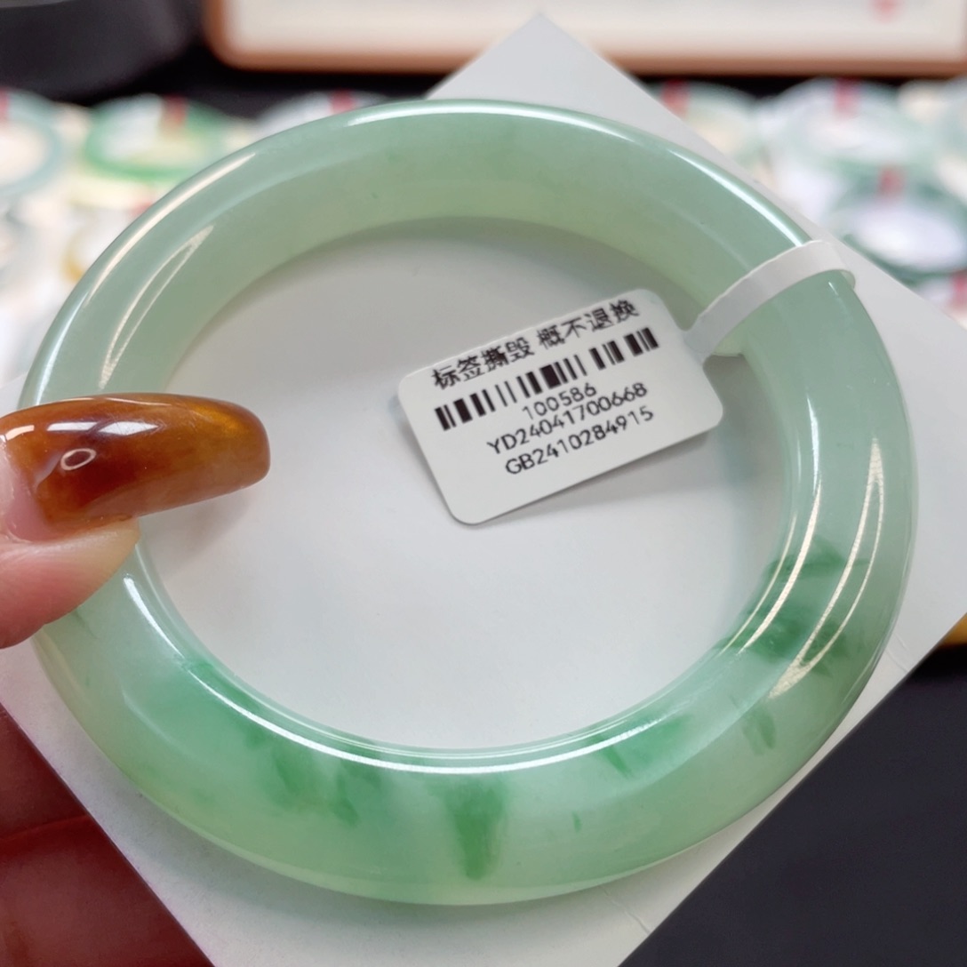 【闪购商品】翡翠手镯未镶嵌葡萄绿底飘花圆条51+，13号