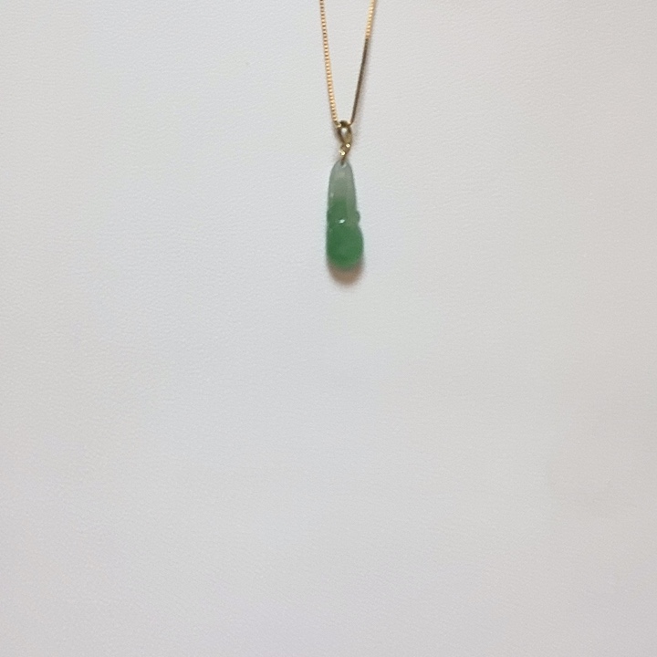 翡翠18K金镶嵌颈饰简单