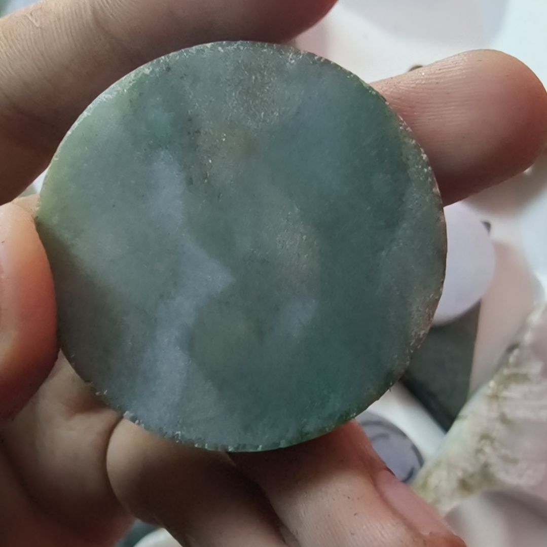 表***粒翡翠未镶嵌颈饰翡翠